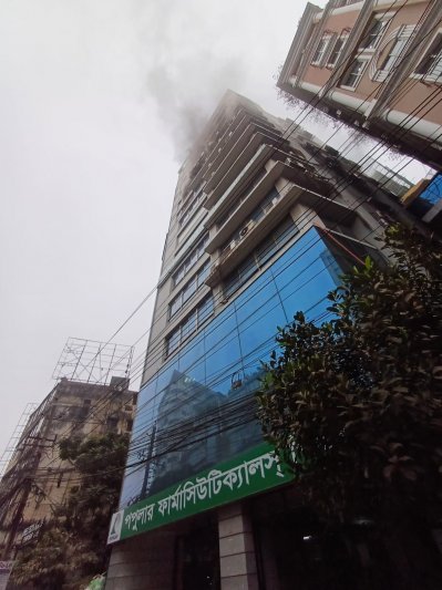 পান্থপথে বহুতল ভবনে আগুন