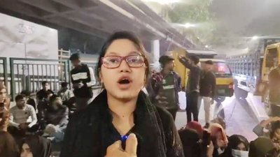 তেজগাঁও সাতরস্তা অবরোধ করে বিক্ষোভ করেন শিক্ষার্থীরা