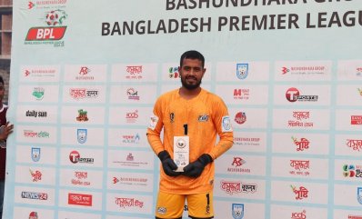 ম্যাচসেরার পুরস্কার হাতে তৈয়ব