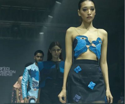 অ্যাবস্ট্রাক্ট প্যাটার্ন ফুটে উঠেছে ডিজাইনে