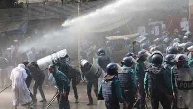 জলকামান নিক্ষেপ করা হচ্ছে
