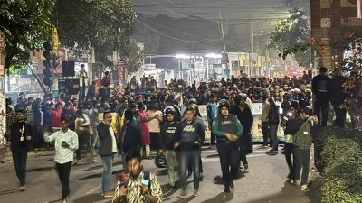 ঢাবির &lsquo;মুক্তি ও গণতন্ত্র তোরণের&rsquo; সামনে সাত কলেজের শিক্ষার্থীরা