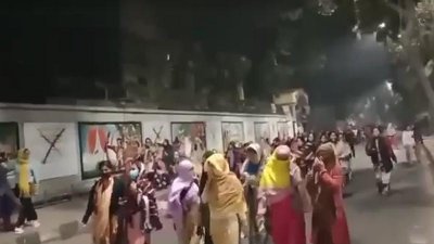 মিছিল নিয়ে নীলক্ষেত মোড়ের দিকে যান ইডেনের শিক্ষার্থীরা