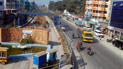 নগরের চৌমাথা এলাকায় মহাসড়কের একটি বাইলেন ও দুই ব্যক্তির জমি দখল করে শিশুপার্ক নির্মাণ