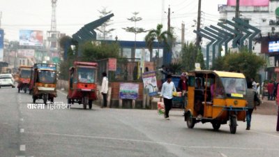 দুই দিকে চওড়া মহাসড়ক পার হয়ে পার্কের সামনে এসে সড়ক সরু হয়ে যাওয়ায় ঘটছে দুর্ঘটনা