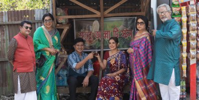 ‘শ্বশুর আব্বার টি-স্টল’ নাটকের কলাকুশলীরা