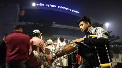 মধ্যরাতে পঙ্গু হাসপাতালের সামনে আন্দোলনে আহতদের বিক্ষোভ
