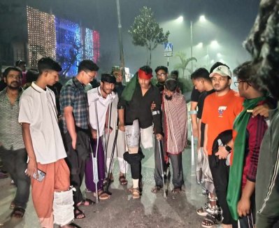 মধ্যরাতে পঙ্গু হাসপাতালের সামনে আন্দোলনে আহতদের বিক্ষোভ