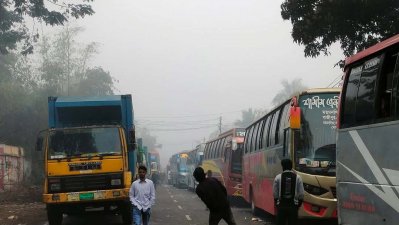 সারারাত অপেক্ষমাণ যাত্রী ও যানবাহন চালকদের তীব্র ঠান্ডায় দুর্ভোগ পোহাতে হয়েছে