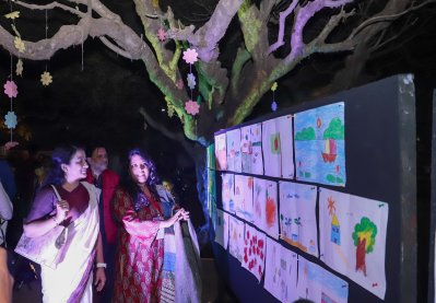 প্রদর্শনী ঘুরে দেখেন অতিথিরা 