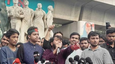  ঢাকা বিশ্ববিদ্যালয়ের রাজু ভাস্কর্যের পাদদেশে একটি সংক্ষিপ্ত সমাবেশ করেন আন্দোলনকারীরা