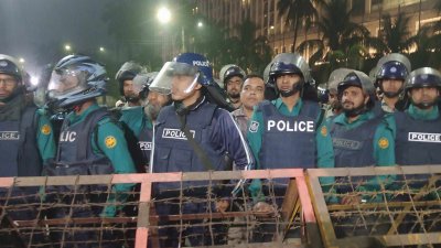 পুলিশের ব্যারিকেড ভেঙে যমুনার সামনে যান আন্দোলনকারীরা 