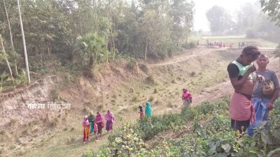 খবর পেয়ে লাশটি উদ্ধার করে জয়পুরহাট জেনারেল হাসপাতালের মর্গে পাঠিয়েছে পুলিশ