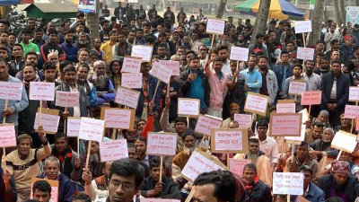 রাস্তায় আলু ফেলে কৃষকদের বিক্ষোভ ও কান্না