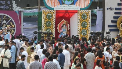 পূজা দিতে আসা মানুষের ভিড়। ছবি: নাসিরুল ইসলাম
