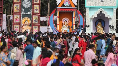  বিভিন্ন শিক্ষাপ্রতিষ্ঠান, ছাত্রছাত্রীদের বাসা ও পূজামণ্ডপে সরস্বতী পূজা অনুষ্ঠিত হয়। ছবি: নাসিরুল ইসলাম