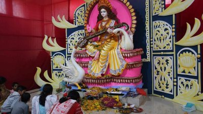 সরস্বতী দেবীর আরাধনায় মগ্ন সনাতনী শিক্ষার্থীরা