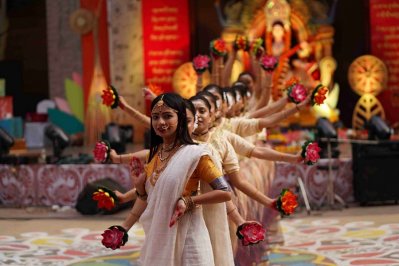 মঙ্গলপ্রদীপ জ্বেলে নর্থ সাউথ ইউনিভার্সিটিতে সরস্বতী পূজা উদযাপন