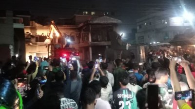 ময়লাপোতা এলাকার বাড়িটি ঘিরে ফেলেন শিক্ষার্থীরা