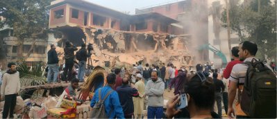 ভাঙা বাড়ি থেকে রিকশায় করে ইট নিয়ে যাচ্ছে। ছবি: কাউছার এইচ তানজিল