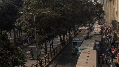 যানজটে আটকে আছে গাড়ি, ভোগান্তিতে যাত্রীরা (ছবি: সাজ্জাদ হোসেন)