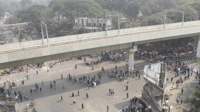 বিক্ষোভকারীরা শাহবাগ মোড় অবরোধ করে রেখেছেন। ছবি: সাজ্জাদ হোসেন