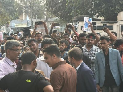 আন্দোলনকারীদের সঙ্গে কথা বলছেন সারজিস আলম