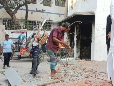 সকালেও চলছে বুলডোজার, ৩২ নম্বরের বাড়ি এখন ধ্বংসস্তূপ
