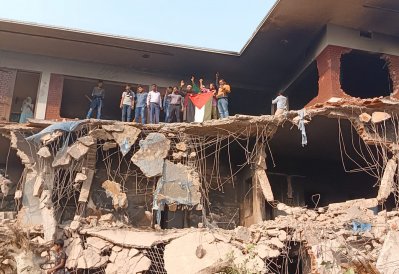 সকালেও চলছে বুলডোজার, ৩২ নম্বরের বাড়ি এখন ধ্বংসস্তূপ