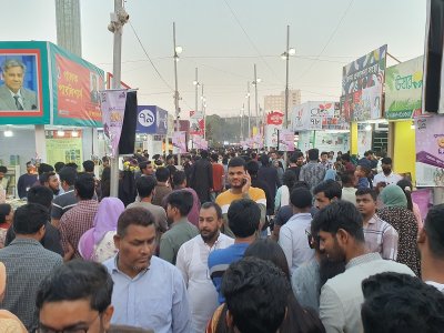 ভিড় বাড়লেও মেলায় বই বিক্রি তেমন বাড়েনি