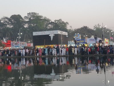 মেলায় নিজেদের মতো করে ঘুরছেন আগতরা