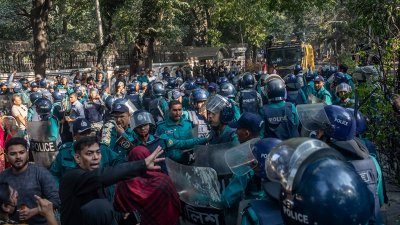 পুলিশের সঙ্গে বিক্ষোভকারীদের বাকবিতণ্ডা হয়। হয়। ছবি: সাজ্জাদ হোসেন