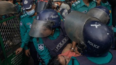 সিএনজিচালিত অটোরিকশায় আহত একজনকে হাসপাতালে নেওয়া হচ্ছে। ছবি: সাজ্জাদ হোসেন