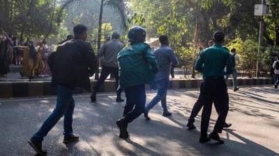 বিক্ষোভে পুলিশের বাধা। ছবি: সাজ্জাদ হোসেন