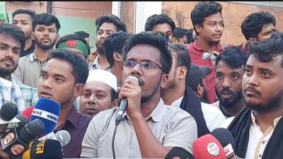 সমাবেশে বক্তব্য দেন সমন্বয়ক রাসেল মাহমুদ