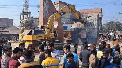 পুলিশ বাধা দিলেও ফরিদপুরে ‘বঙ্গবন্ধু স্বাধীনতা স্মৃতিস্তম্ভ’ ভাঙচুর