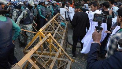 পুলিশের ব্যারিকেট
