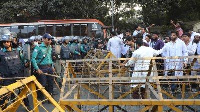 মৎস্য ভবন মোড়ে শিক্ষার্থীদের আটকে দেয় পুলিশ। ছবি: নাসিরুল ইসলাম
