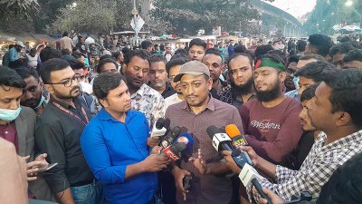 কথা বলছেন এক নিয়োগপ্রত্যাশী একজন