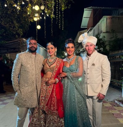 বর ও কনের সঙ্গে প্রিয়াঙ্কা-নিক। ছবি- সংগৃহীত 