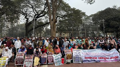 শহীদ মিনারে বিডিআর সদস্য ও তাদের পরিবারের সদস্যরা