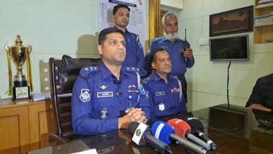 প্রেস ব্রিফিংয়ে উপস্থিত ছিলেন শিবচর থানার ভারপ্রাপ্ত কর্মকর্তা (ওসি) মো. রতন শেখসহ গণমাধ্যমকর্মীরা