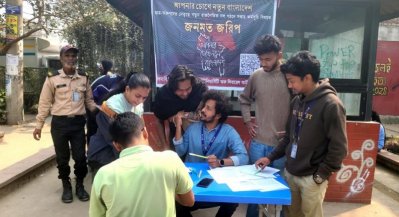 বুথে কয়েকজন শিক্ষার্থী পাশাপাশি বসে আগত দর্শনার্থীদের সহযোগিতা করছেন