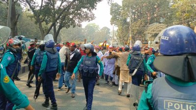 পুলিশি বাধা পেরিয়ে সচিবালয়ের সামনে অবস্থান নেন আন্দোলনকারীরা
