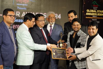 গ্লোবাল অ্যাওয়ার্ড গ্রহণ করছিলেন রণ
