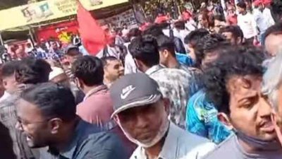 বিভিন্ন আবাসিক হল, লাইব্রেরি ও ক্লাস থেকে নেমে এসে প্রতিবাদ জানান শিক্ষার্থীরা