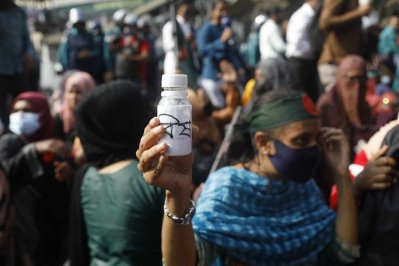 বিষ হাতে এক আন্দোলনকারী। ছবি: সাজ্জাদ হোসেন