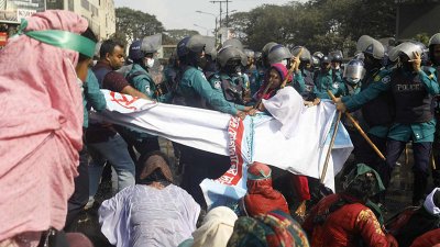 লাঠিচার্জ করে পুলিশ। ছবি: সাজ্জাদ হোসেন