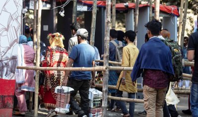 বসন্ত ও ভালোবাসা দিবসের রঙে বইমেলাও রঙিন