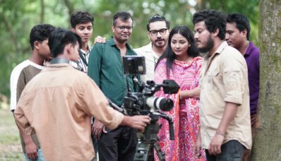 শুটিংয়ে সুদীপ্ত, ইমতু ও জারা (মাঝের তিনজন)